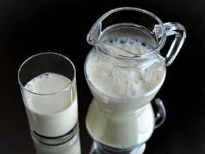 Salud Ecológica: vaso y jarra de leche.