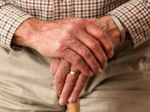 Salud Ecológica: Manos de hombre viejo con alzheimer