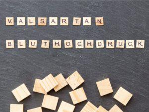 Salud Ecológica: Medicamento valsartán escrito con juego de letras en madera